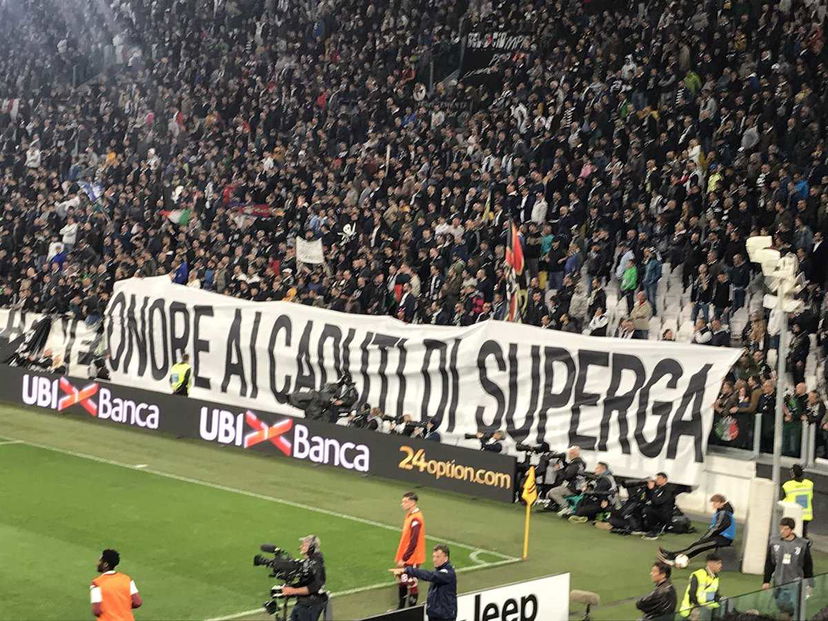 Juve, i tifosi omaggiano il Grande Torino con uno striscione: “Onore ai caduti di Superga” preview