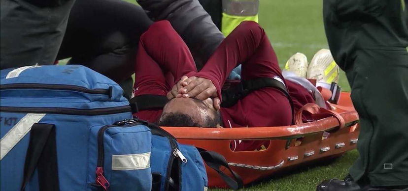 Salah in lacrime: colpo alla testa e lascia il campo in barella preview