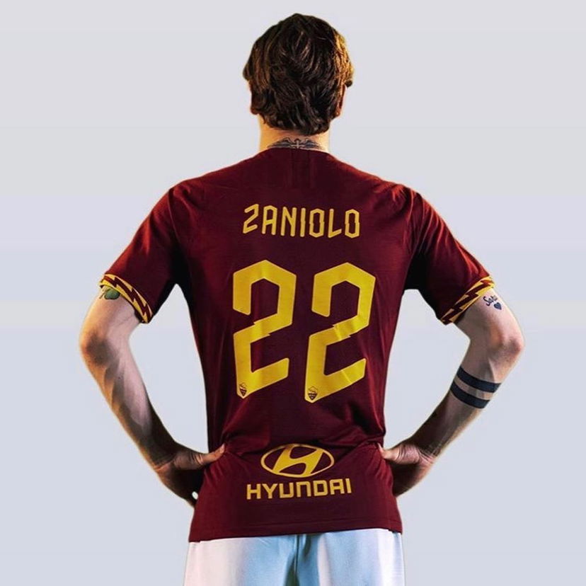La Roma presenta la nuova maglia: a indossarla c’è Zaniolo preview