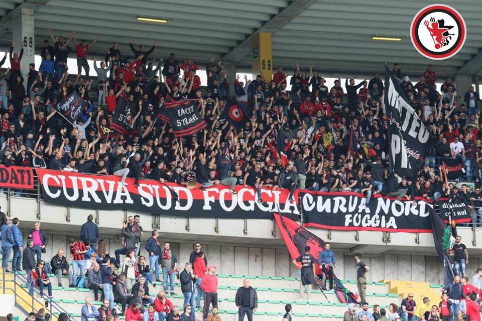 Foggia-Catanzaro, tifosi invadono il campo e tentano di aggredire l’ex Iemmello article-post