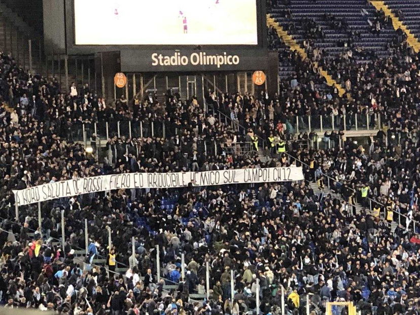 La curva della Lazio omaggia De Rossi: “Fiero ed irriducibile nemico sul campo” preview