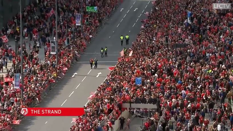 Il Liverpool sfila con la Champions: esplode la festa in città. Le immagini article-post