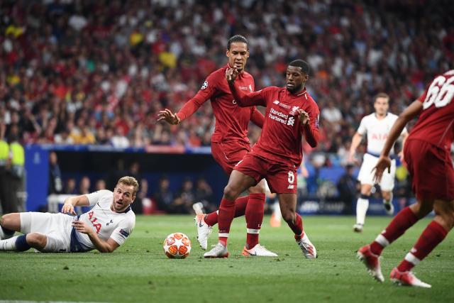 Wijnaldum è sicuro: “Van Dijk miglior difensore del mondo, merita il pallone d’oro” article-post
