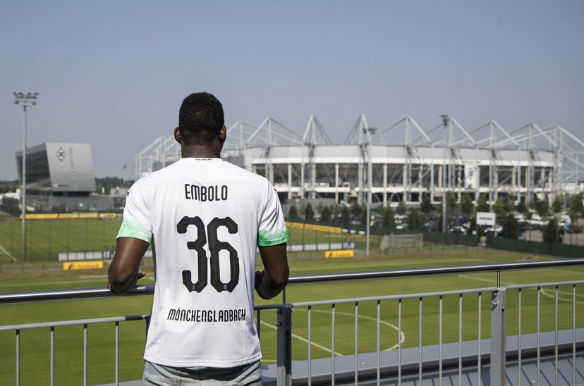 Embolo sospeso dal Monchengladbach: polizia irrompe al party, lui scappa dai tetti preview