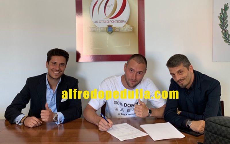 Piana al Pontedera: contratto biennale, la foto della firma preview