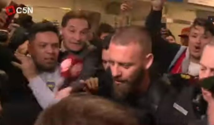 Boca, l’arrivo di De Rossi manda in delirio il popolo Xeneize. Il video article-post