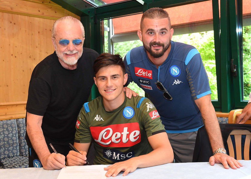 De Laurentiis dà il benvenuto a Elmas: la foto della firma preview
