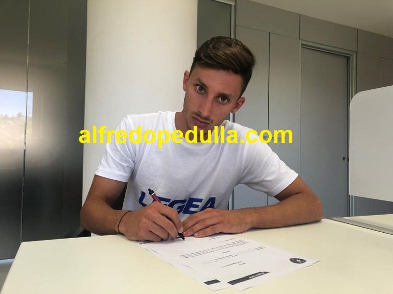 Lorenzo Paolucci alla Reggina, ecco la foto della firma preview