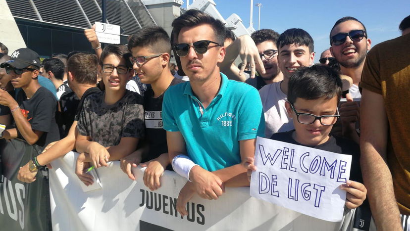 De Ligt accolto dai tifosi al JMedical: ecco le foto preview