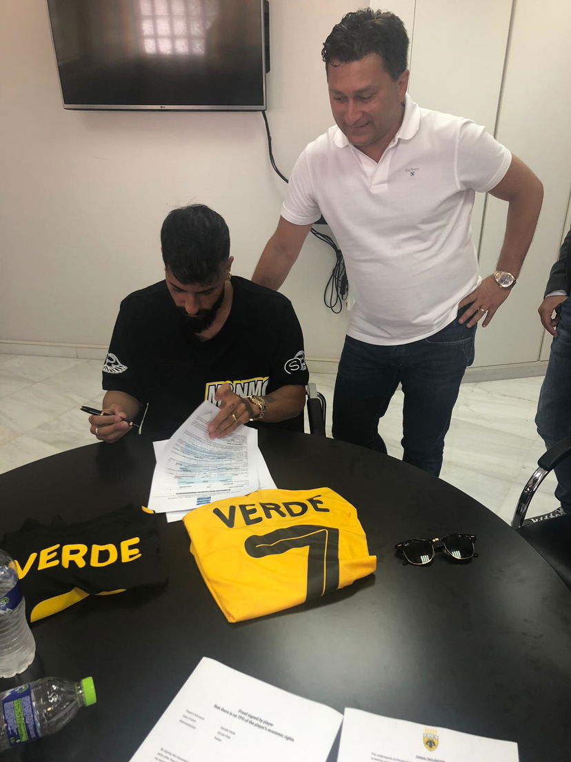 Verde all’AEK: la foto della firma preview