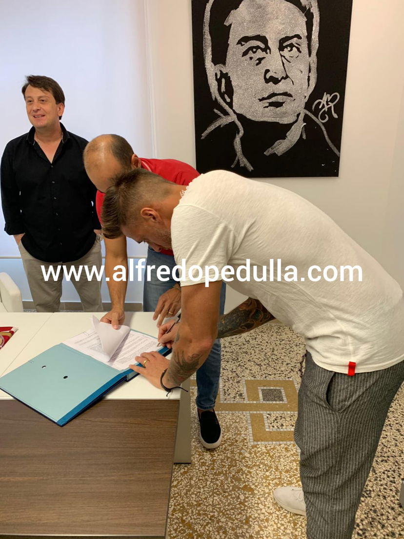 Denis-Reggina: ecco la foto della firma preview