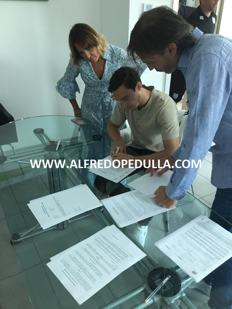 Darmian al Parma: la foto della firma preview