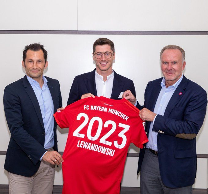Bayern Monaco, ufficiale il rinnovo di Lewandowski fino al 2023 preview