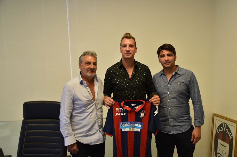 Crotone, ufficiale l’acquisto di Maxi Lopez. La nota preview