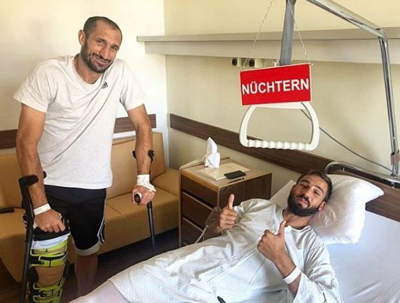 Chiellini in stampelle fa visita a Pavoletti: la foto (con sorriso) dopo l’operazione article-post
