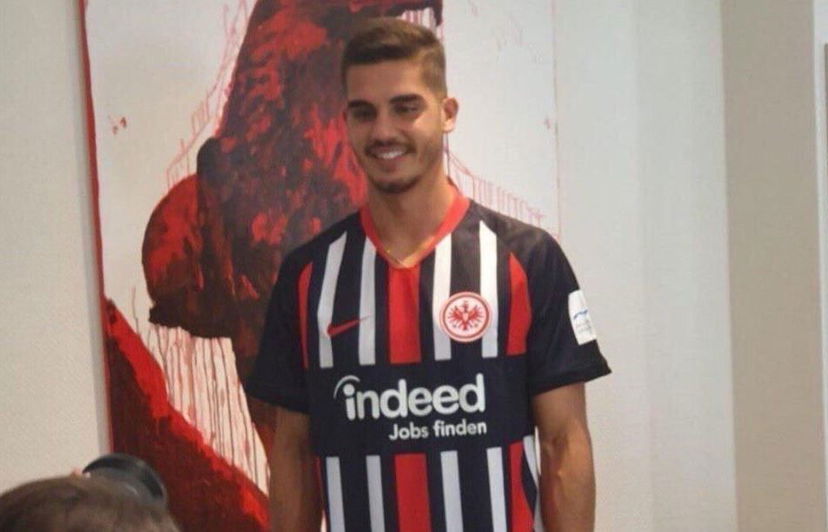 André Silva, ecco la prima foto con la maglia dell’Eintracht. Rebic-Milan, c’è la firma preview