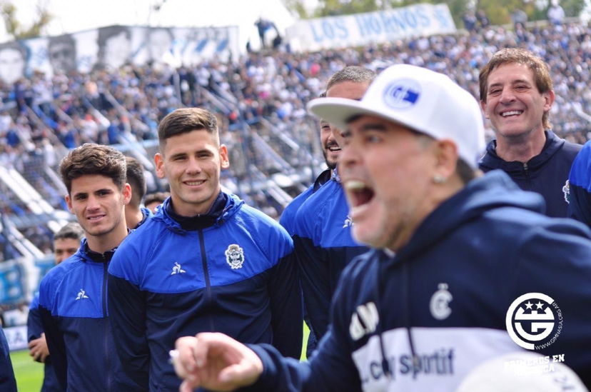 Maradona, primo allenamento al Gimnasia davanti a 20mila tifosi. Le immagini preview