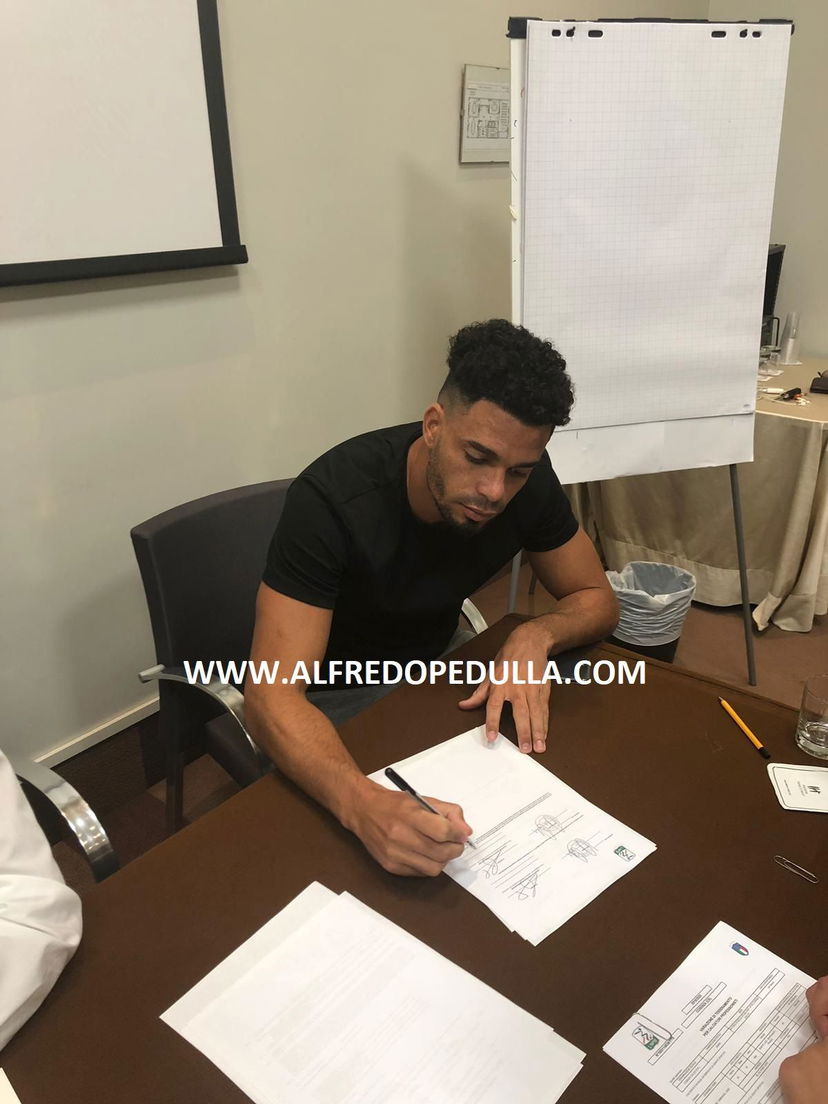 Riviere al Cosenza: ecco la foto della firma preview