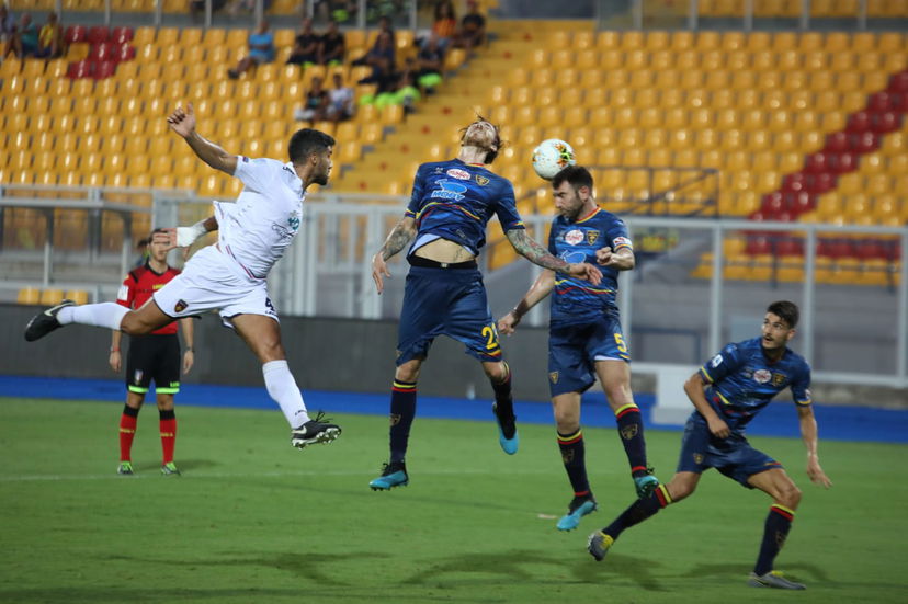 Il Lecce la spunta nel finale contro il Cosenza: finisce 2-1 l’amichevole al Via del Mare preview