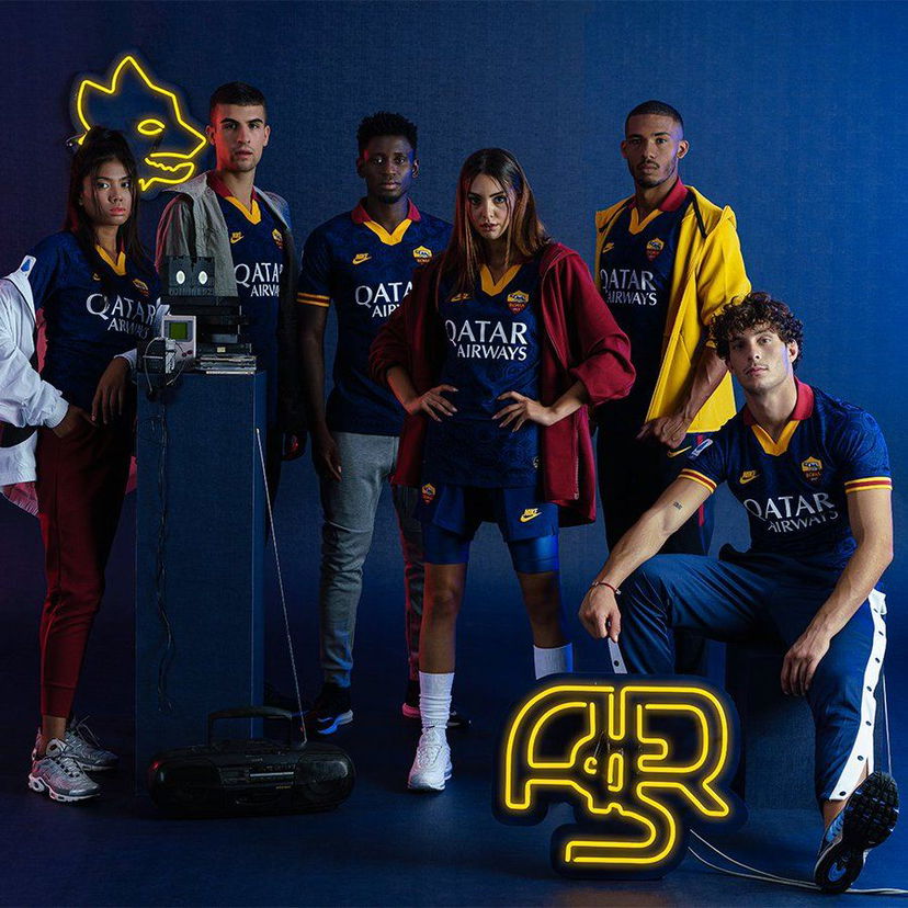 La Roma presenta la terza maglia: è blu in stile vintage. Le foto preview