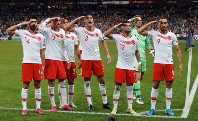 Turchia, i calciatori festeggiano con il saluto militare. Calhanoglu: “Siamo con la nostra nazione” preview