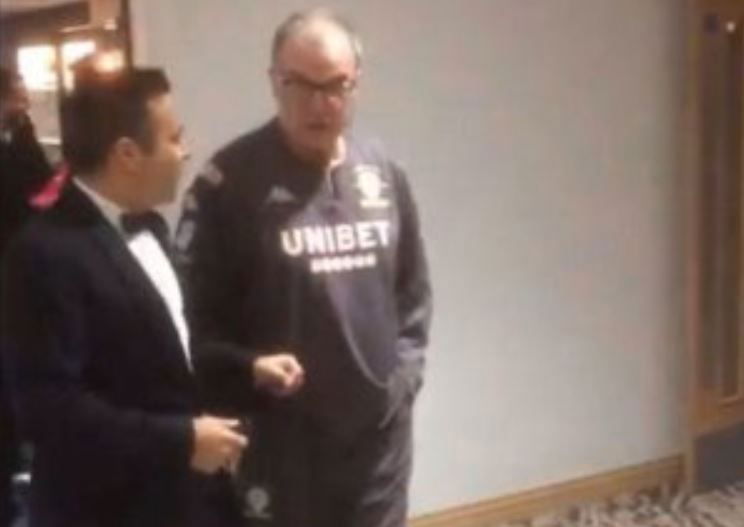 Leeds, festa per i 100 anni del club: Bielsa si presenta in tuta alla cena di gala! preview