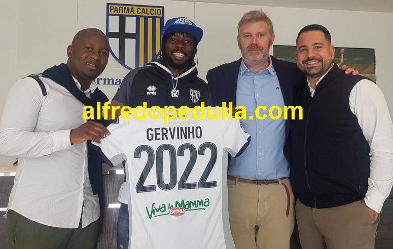 Gervinho e il rinnovo fino al 2022 con il Parma: ecco la foto dopo la firma preview