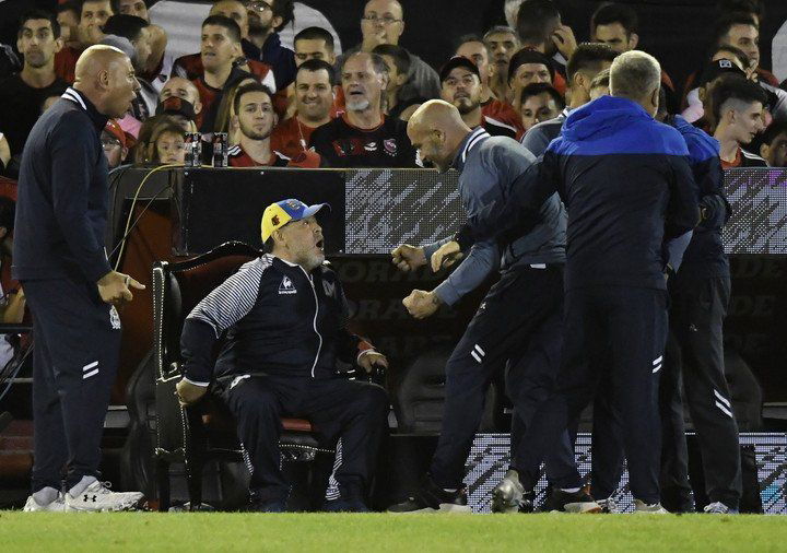 Il Gimnasia La Plata cala il poker al Newell’s Old Boys. Grande accoglienza per Maradona che siede sul trono article-post