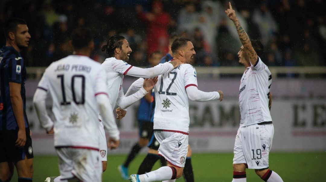Cagliari da urlo, sbancata Bergamo: 2-0 all’Atalanta e aggancio al quarto posto article-post