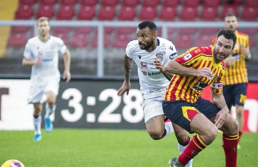 Il Cagliari spreca e il Lecce rimonta: da 0-2 a 2-2. Finale infuocato e tre espulsi preview
