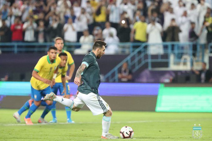 Gabriel Jesus sbaglia ancora un rigore, Messi fa lo stesso e segna sulla respinta. Brasile-Argentina 0-1 preview