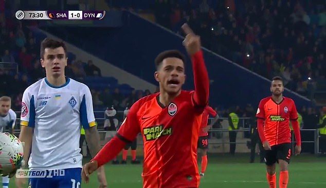 Ucraina, cori razzisti a Taison: il brasiliano fa il dito medio, viene espulso e piange. Il video preview