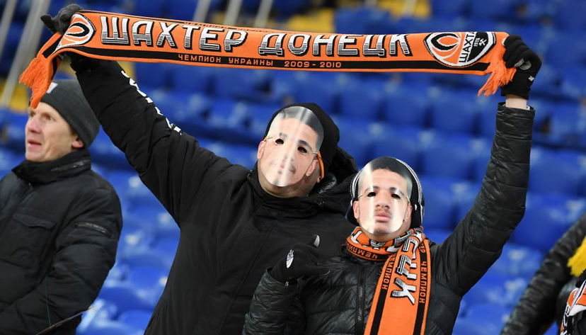 Lo Shakhtar contro il razzismo: i tifosi allo stadio con le maschere di Taison preview