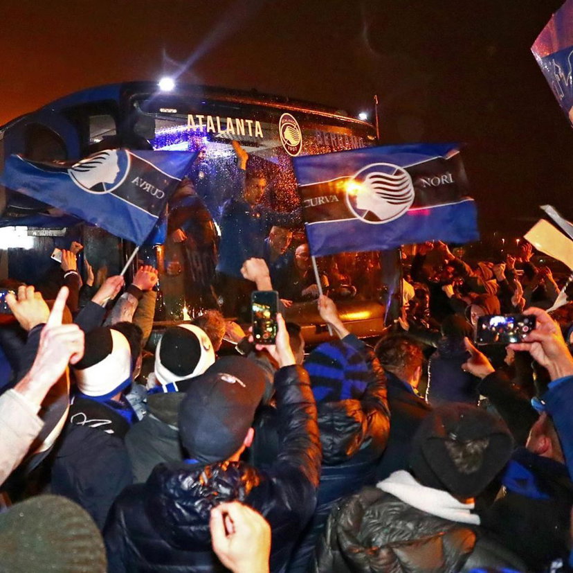 Atalanta, squadra rientrata nella notte: grande accoglienza dei tifosi. Le foto preview