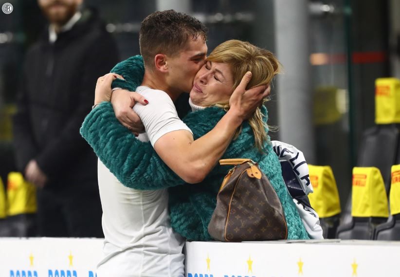 Esposito in lacrime dopo il primo gol in A: “Lo dedico a mia mamma. Non potevo sognare una serata migliore” preview