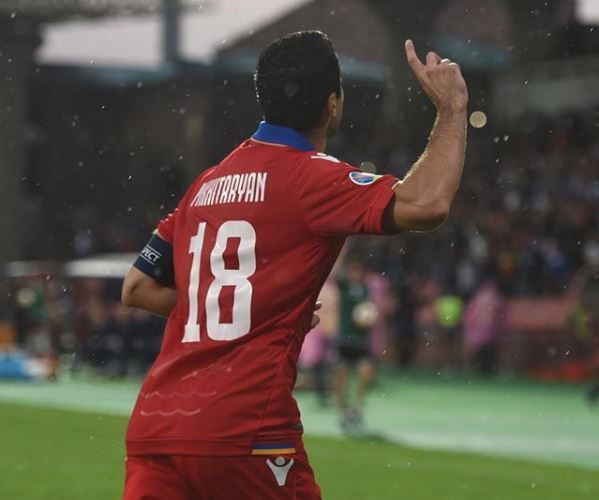 Armenia, scoppia la polemica sulla fascia di capitano a Mkhitaryan. La mamma: “Si vergognino” preview