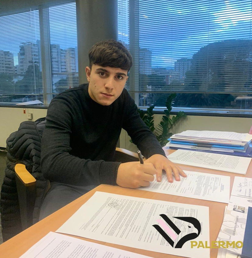 Ufficiale: Silipo è un nuovo giocatore del Palermo. La foto della firma preview