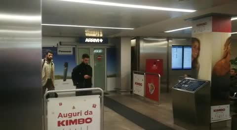 Politano torna a Milano: le immagini dell’arrivo all’aeroporto preview