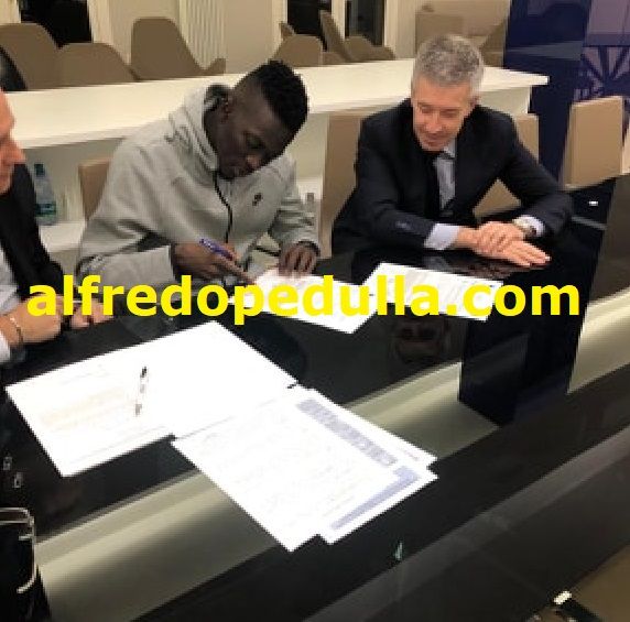 Barrow al Bologna: ecco la foto della firma preview