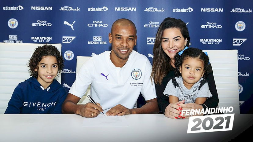 Ufficiale: Fernandinho rinnova con il City fino al 2021 preview