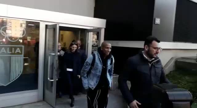 Young, visite mediche terminate. Eccolo all’uscita preview