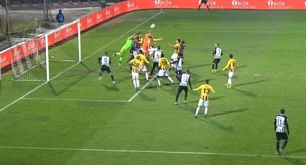 QUANDO IL CALCIO INCONTRA L’EPICA: PROVEDEL, IL PORTIERE GOLEADOR article-post