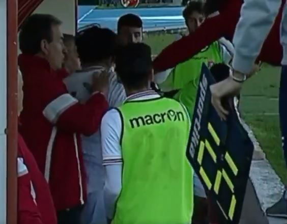 Incredibile in Serie D: l’allenatore dà uno schiaffo a un suo calciatore e viene espulso. Il video preview