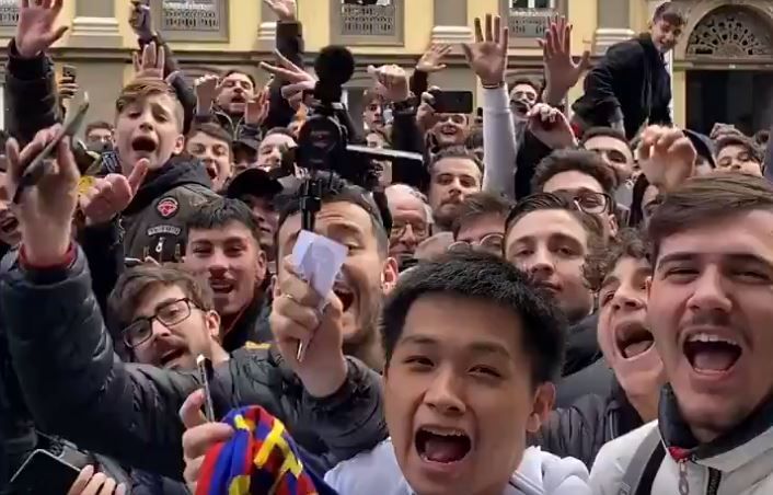 Napoli, accoglienza da star per Messi: in centinaia a osannarlo fuori dall’hotel. Il video preview