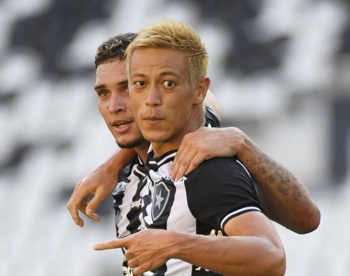 Honda fa 100 e scrive la storia: è il primo calciatore ad aver segnato in cinque continenti diversi preview