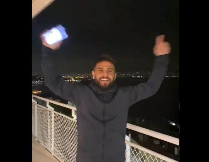 Insigne sposa un’iniziativa e canta dal balcone come i tifosi. Il video preview