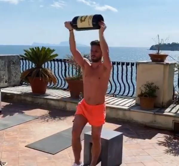 Mertens, allenamento in terrazza con il vino: “È la soluzione a tanti problemi”. Il video article-post