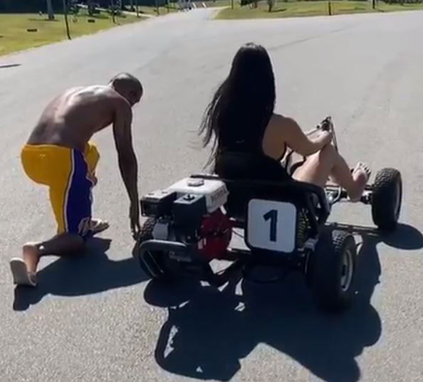 Douglas Costa e la sfida da urlo: corre (in ciabatte) più veloce di un kart! Il video preview