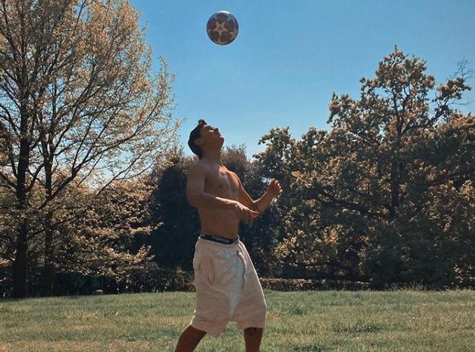 Il messaggio di Dybala col pallone in giardino: “Mi manchi” preview