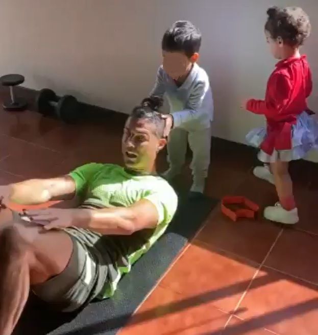 CR7 si allena a casa, i figli lo disturbano: “Bimbi, fate lavorare papà”. Il video preview